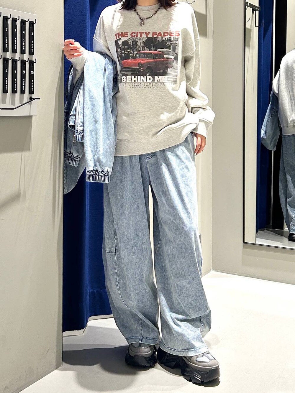 グレー系のスニーカー、グレー系のスウェット、ブルー系のパーカーを着用したレディースの冬コーディネートの6枚目の写真