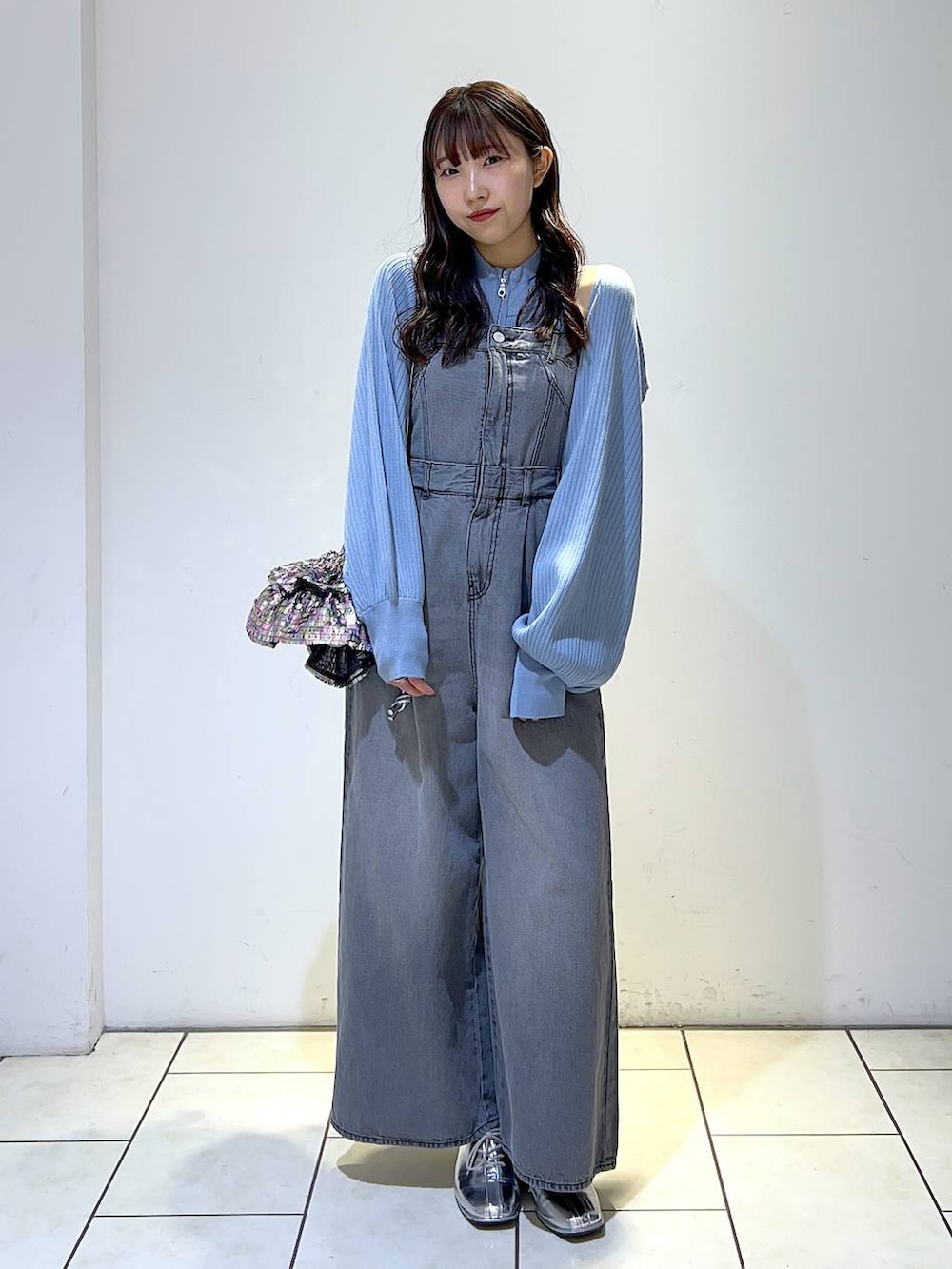 「高見え、きれいめ、モード、PAGEBOY、PBLIM、デニムパンツ、カジュアル、春コーデ、夏コーデ、骨格ウェーブ、骨格ウェーブ_PAGEBOY」｜「PAGEBOYのダブルZIPニットボレロSET（ニット/セーター、ブルー系）」を使った、Risakoさん（レディース・164cm）の春コーディネートの2枚目の写真