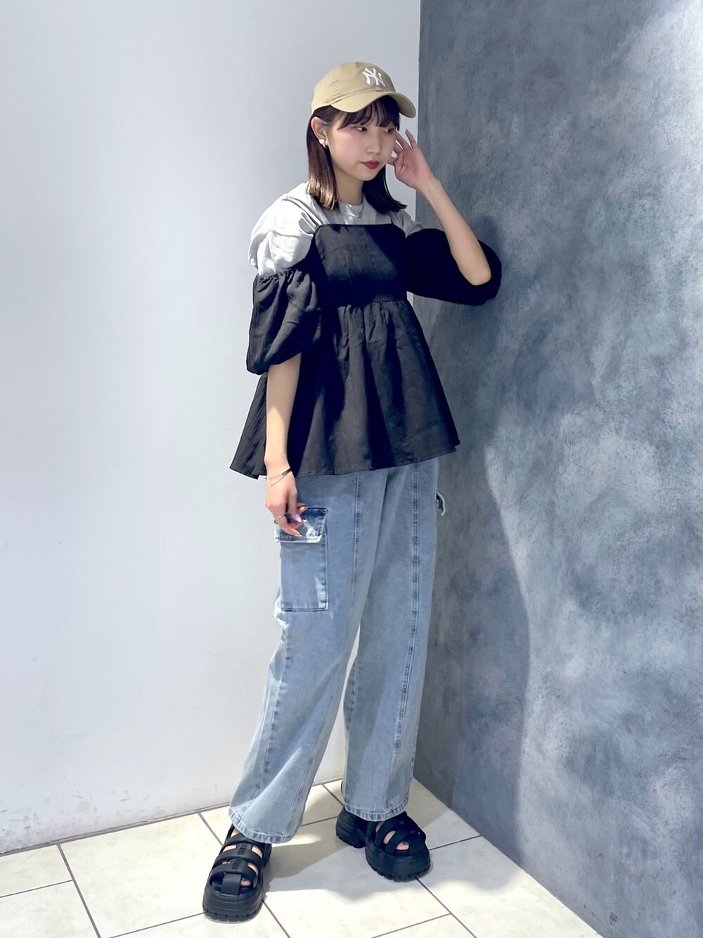 ブラック系のシャツ/ブラウス、グレー系のTシャツ/カットソー、ブルー系のデニムパンツを着用したレディースの春コーディネートの3枚目の写真