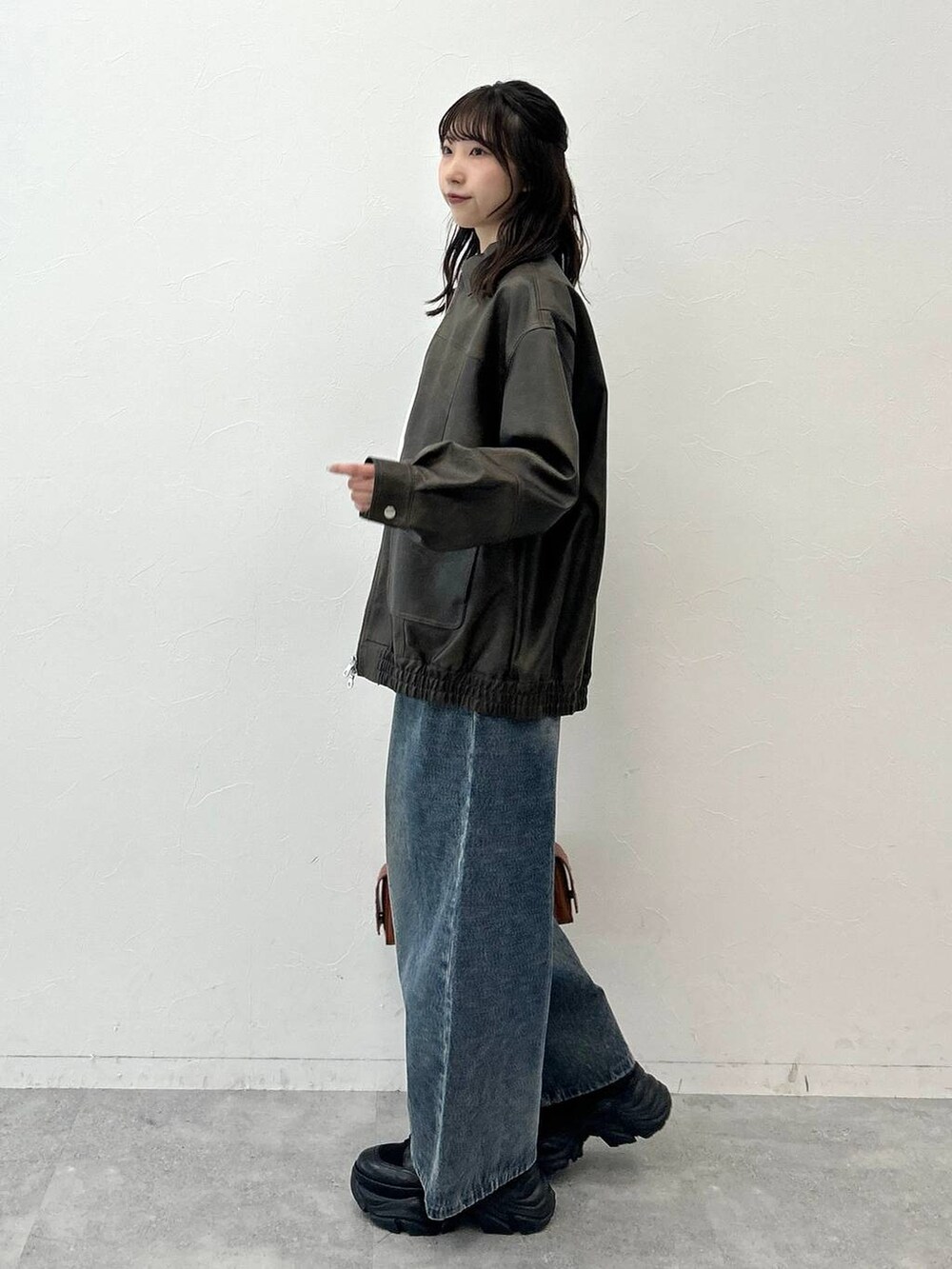 ブラック系のブーツ、ブルー系のデニムパンツ、ホワイト系のニット/セーターを着用したレディースの夏コーディネートの9枚目の写真