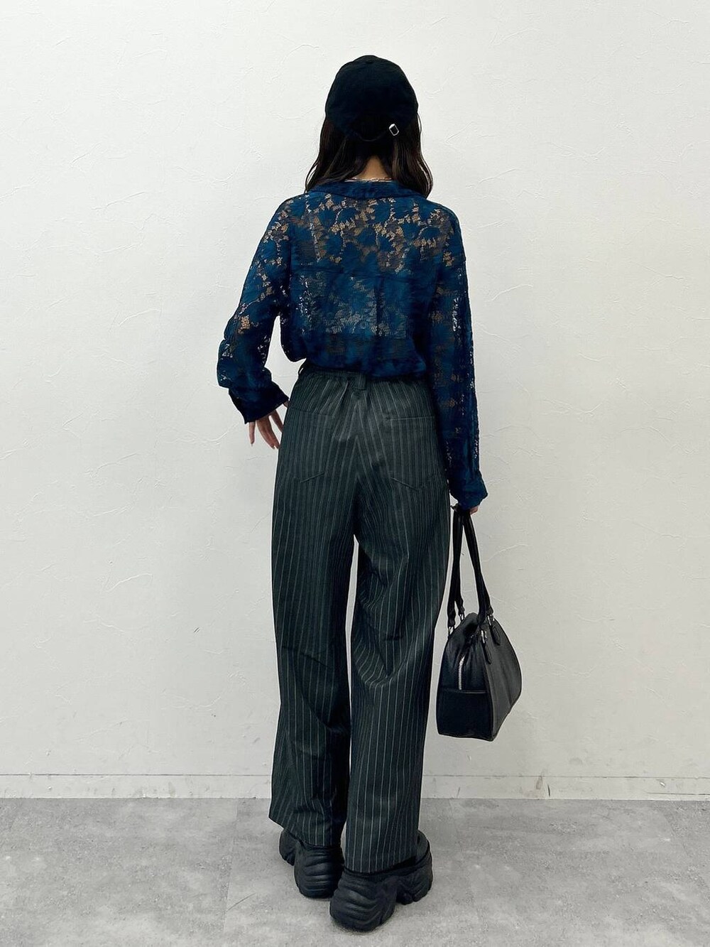 ブラック系のブーツ、ホワイト系のキャミソール、グリーン系のシャツ/ブラウスを着用したレディースの夏コーディネートの9枚目の写真