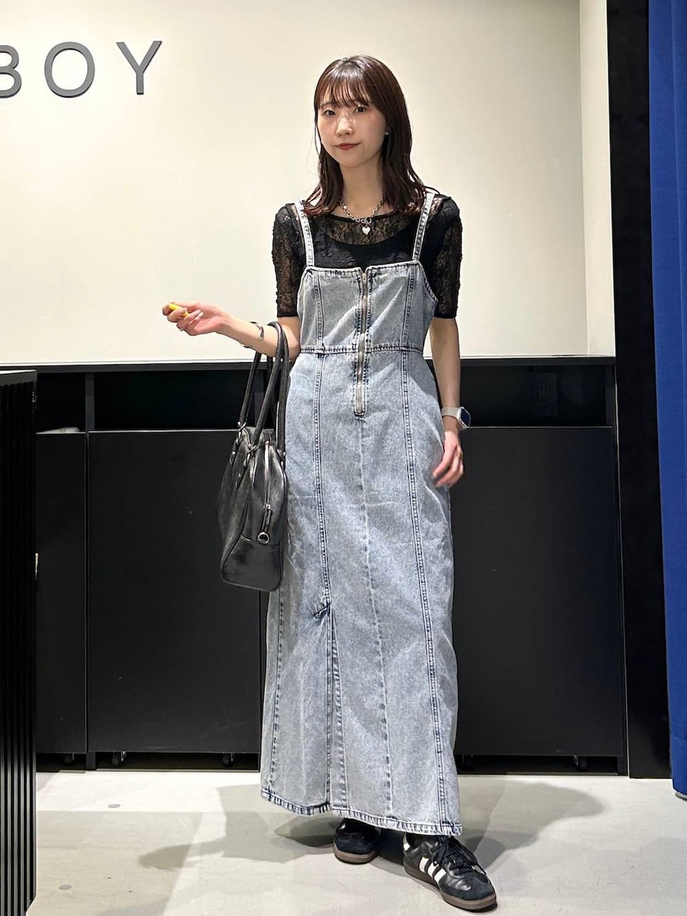 「PBLIM、高見え、きれいめ、モード、PAGEBOY、ワンピース、デニムワンピース、夏コーデ」｜「PBLIMの【PBLIM】2WAYボストンバッグ（ボストンバッグ、ブラック系）」を使った、Risakoさん（レディース・164cm）の春コーディネートの3枚目の写真