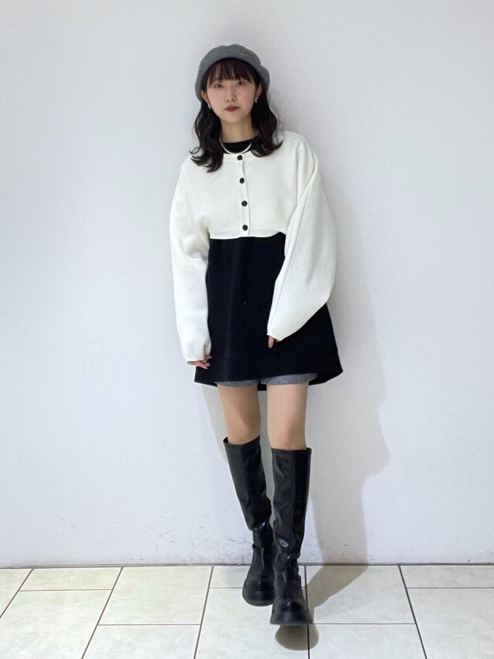 ホワイト系のカーディガン/ボレロ、ブラック系のスウェット、ブラック系のその他パンツを着用したレディースの冬コーディネートの2枚目の写真