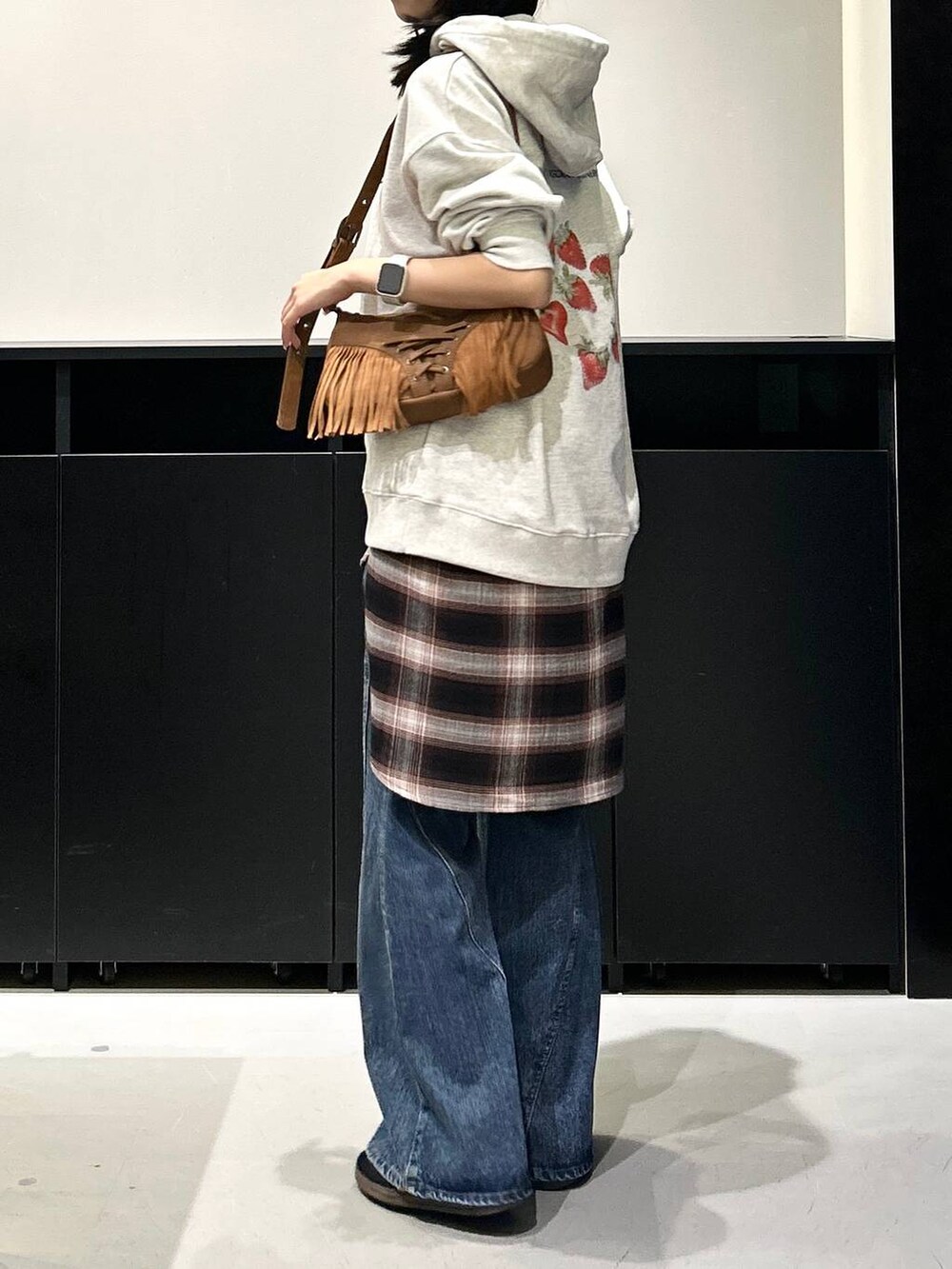 ベージュ系のショルダーバッグ、ブルー系のデニムパンツ、ブラウン系のシャツ/ブラウスを着用したレディースの夏コーディネートの5枚目の写真
