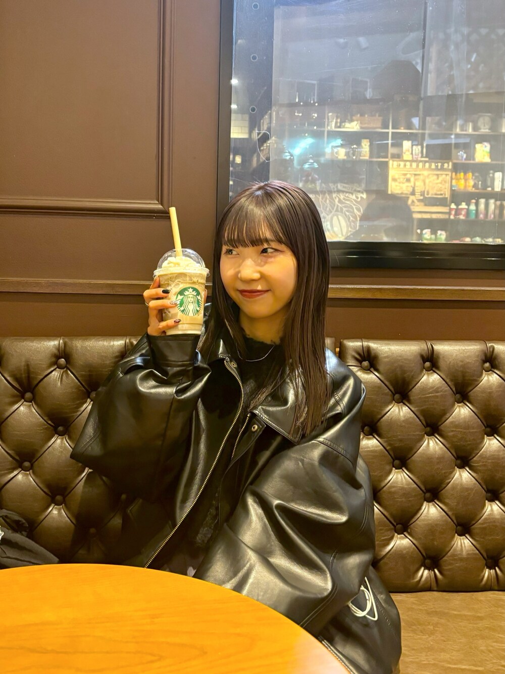 ブラック系のブルゾン、ブラック系のニット/セーター、グレー系のスカートを着用したレディースの冬コーディネートの3枚目の写真