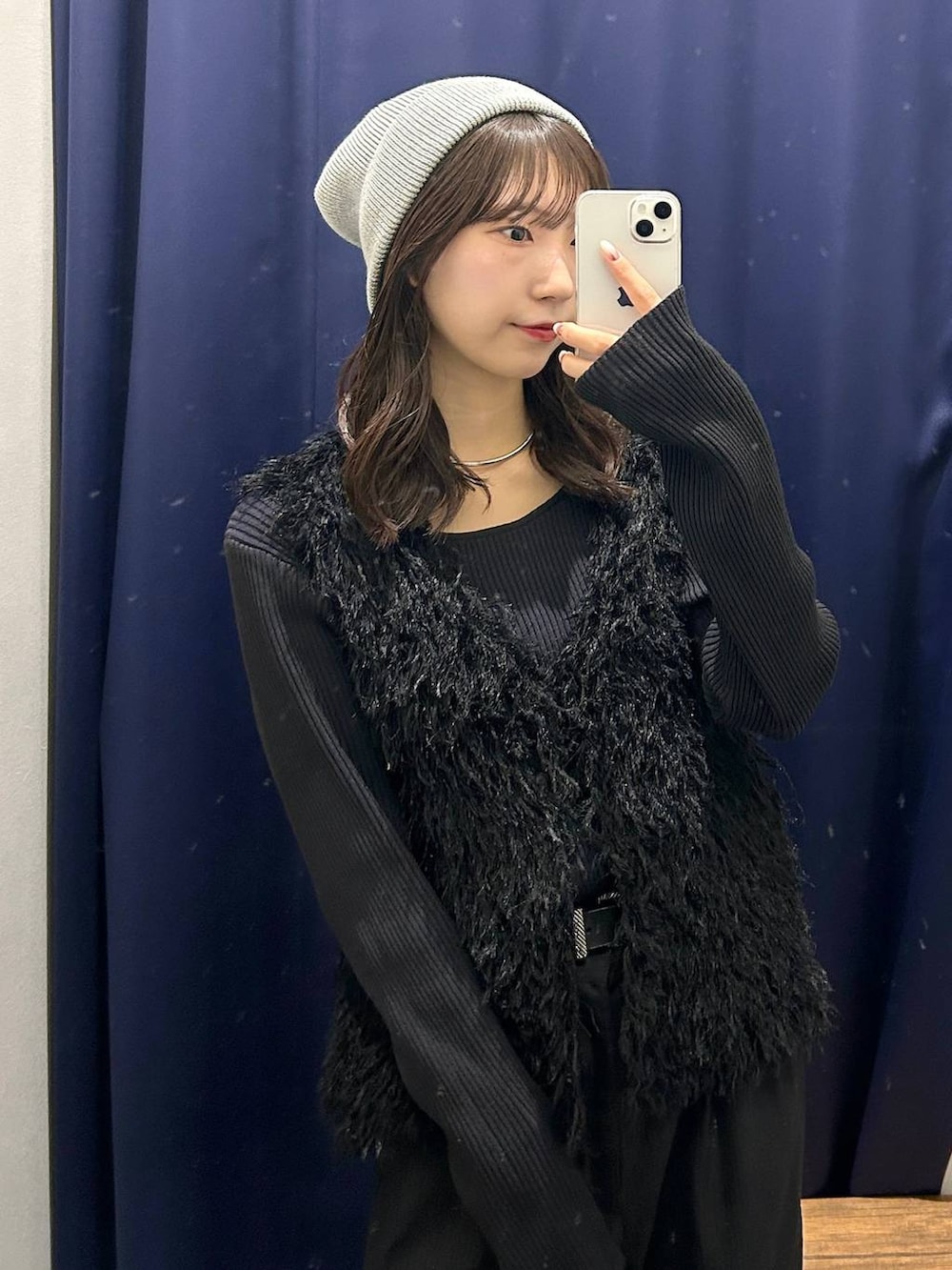 ブラック系のニット/セーター、ブラック系のベスト、ブラック系のスラックスを着用したレディースの秋コーディネートの3枚目の写真