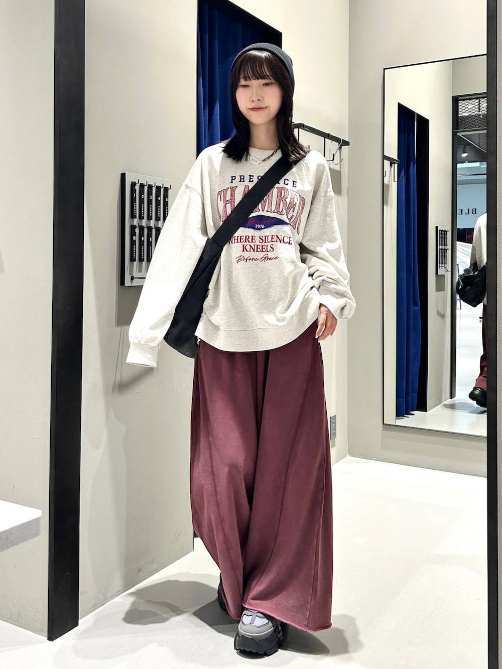 「高見え、きれいめ、モード、PAGEBOY、PBLIM、スウェット、スウェットパンツ、カジュアル、カジュアルコーデ、秋コーデ、秋冬新作、秋服準備はじめました」|「PAGEBOYのプラットチャンキースニーカー(スニーカー、グレー系)」を使った、Risakoさん(レディース・164cm)の夏コーディネートの3枚目の写真