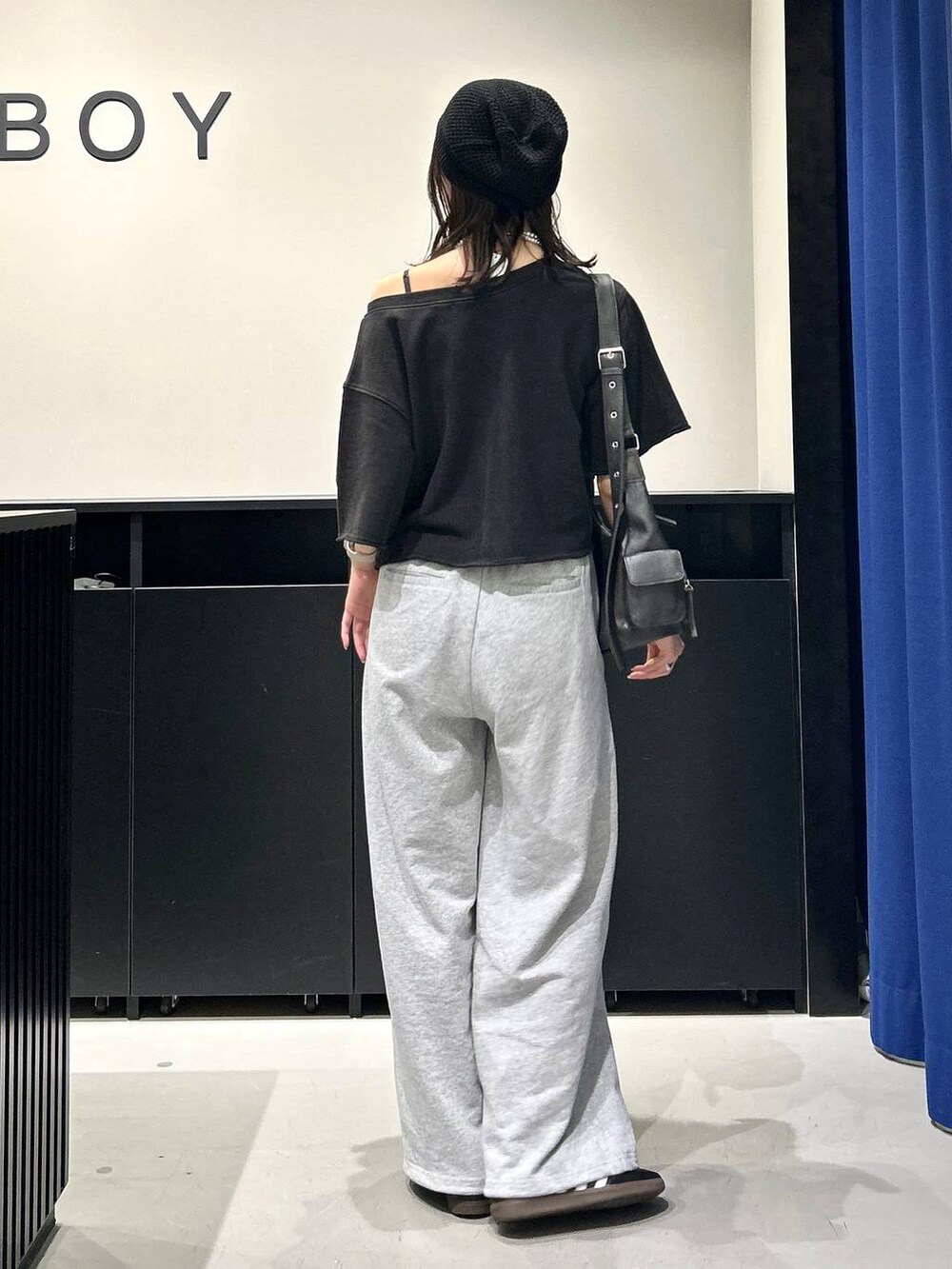 「モード、PAGEBOY、高見え、きれいめ、PBLIM、Tシャツ、夏コーデ、スウェット、スウェットパンツ、カジュアルコーデ」｜「PAGEBOYのZIPポケットBAG（ショルダーバッグ、ブラック系）」を使った、Risakoさん（レディース・164cm）の春コーディネートの8枚目の写真
