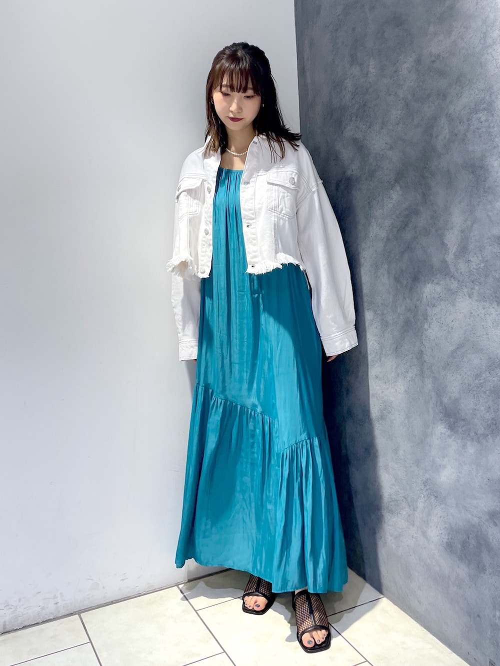 「ワンピース、カラーワンピース、キャミワンピ、キャミワンピース、Gジャン、サンダル、メッシュサンダル、カラーコーデ、夏コーデ、海コーデ、ワンピーススタイル、オトナカジュアル、お出かけコーデ、高身長女子、PAGEBOY」｜「PAGEBOYのティアードキャミワンピース（ワンピース、ブルー系）」を使った、Risakoさん（レディース・164cm）の春コーディネートの2枚目の写真