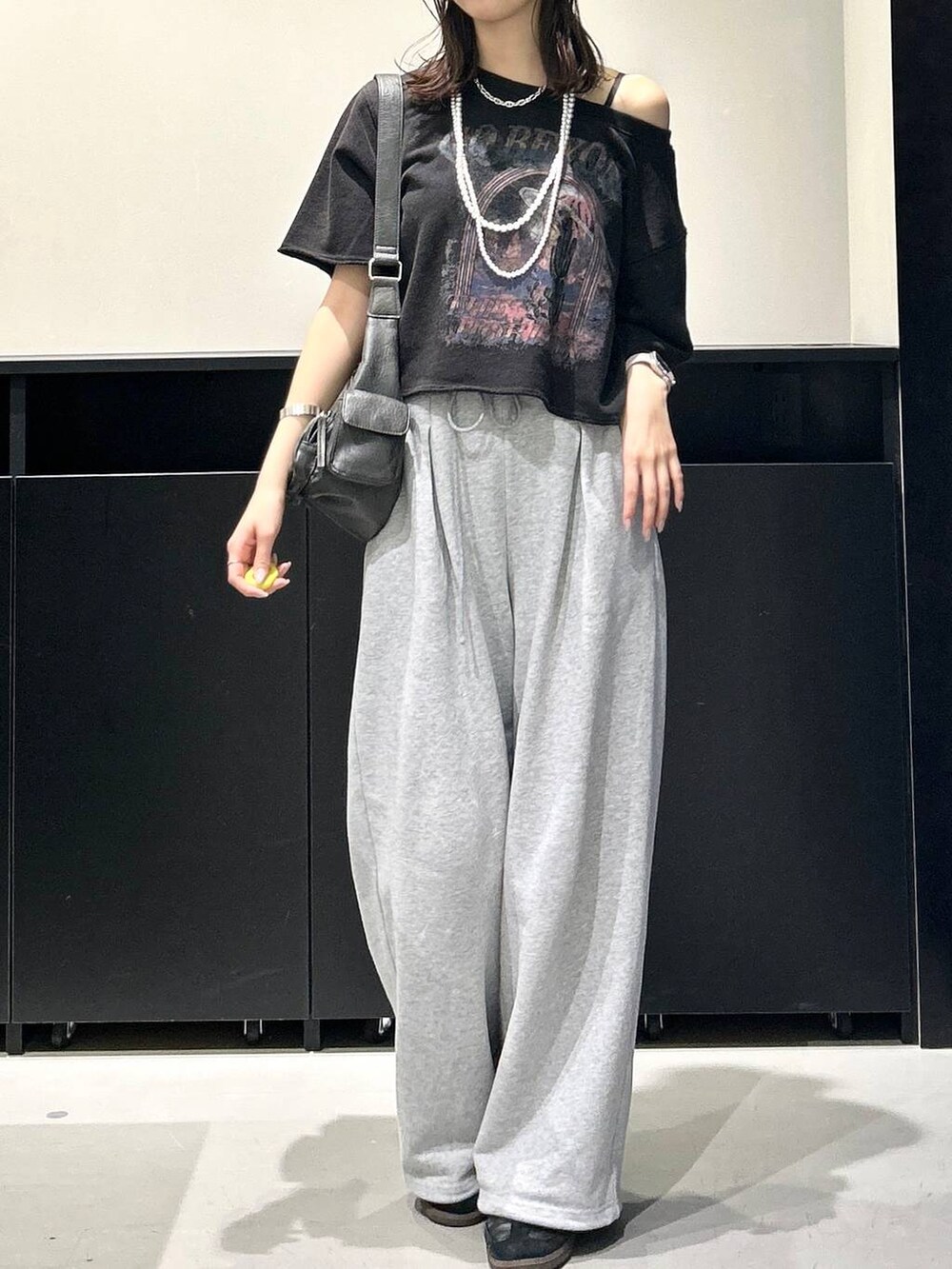 「モード、PAGEBOY、高見え、きれいめ、PBLIM、Tシャツ、夏コーデ、スウェット、スウェットパンツ、カジュアルコーデ」｜「PAGEBOYのZIPポケットBAG（ショルダーバッグ、ブラック系）」を使った、Risakoさん（レディース・164cm）の春コーディネートの6枚目の写真