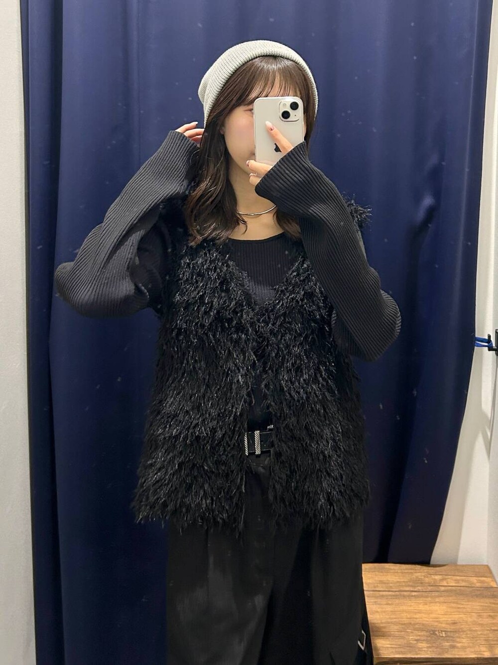 ブラック系のニット/セーター、ブラック系のベスト、ブラック系のスラックスを着用したレディースの秋コーディネートの5枚目の写真