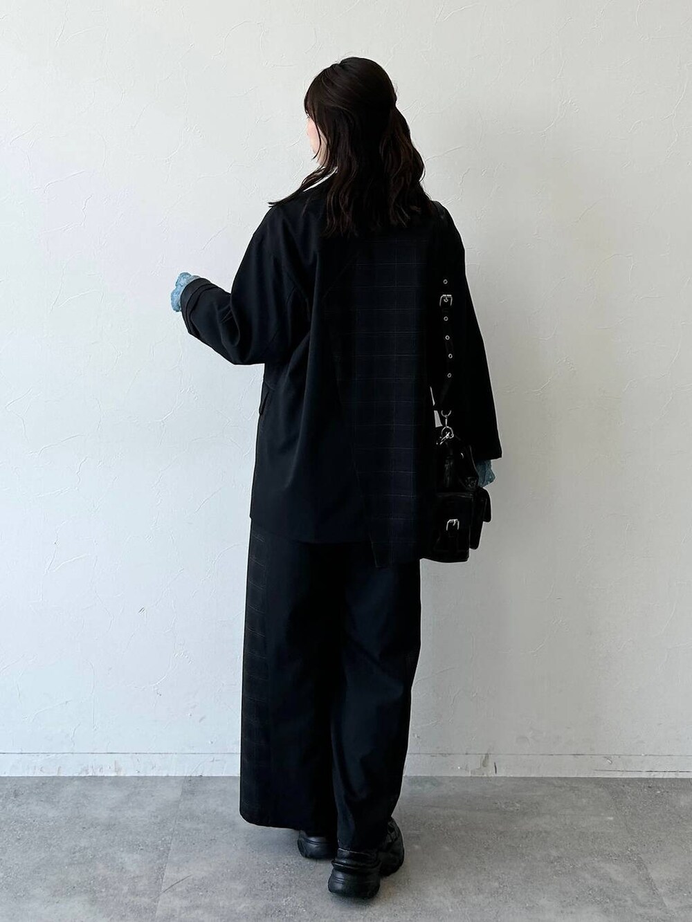 ブラック系のスニーカー、ブラック系のテーラードジャケット、ブラック系のスラックスを着用したレディースの夏コーディネートの10枚目の写真