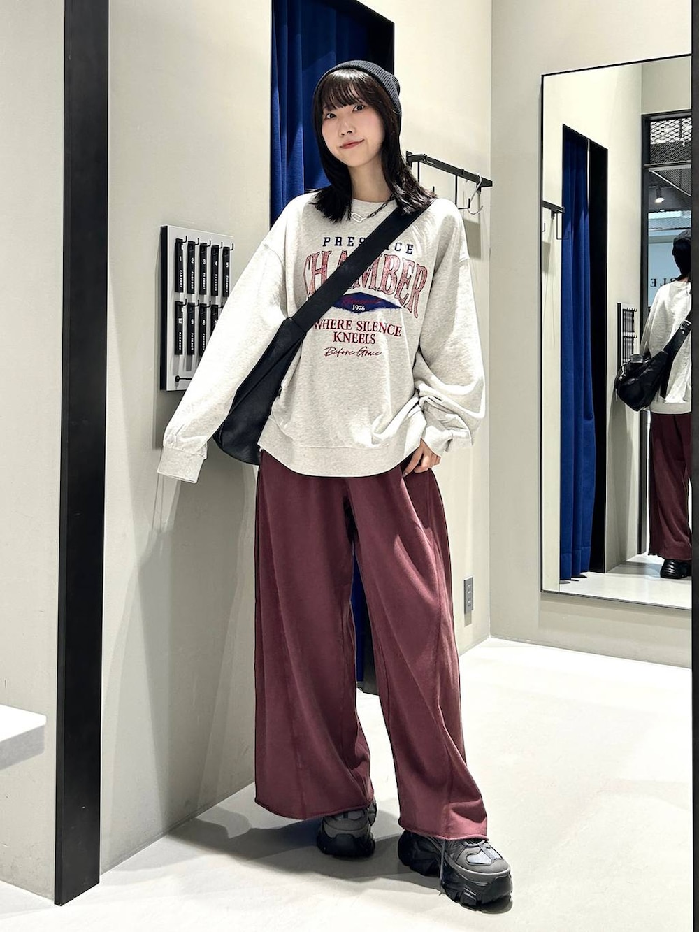 「高見え、きれいめ、モード、PAGEBOY、PBLIM、スウェット、スウェットパンツ、カジュアル、カジュアルコーデ、秋コーデ、秋冬新作、秋服準備はじめました」|「PAGEBOYのプラットチャンキースニーカー(スニーカー、グレー系)」を使った、Risakoさん(レディース・164cm)の夏コーディネートの2枚目の写真