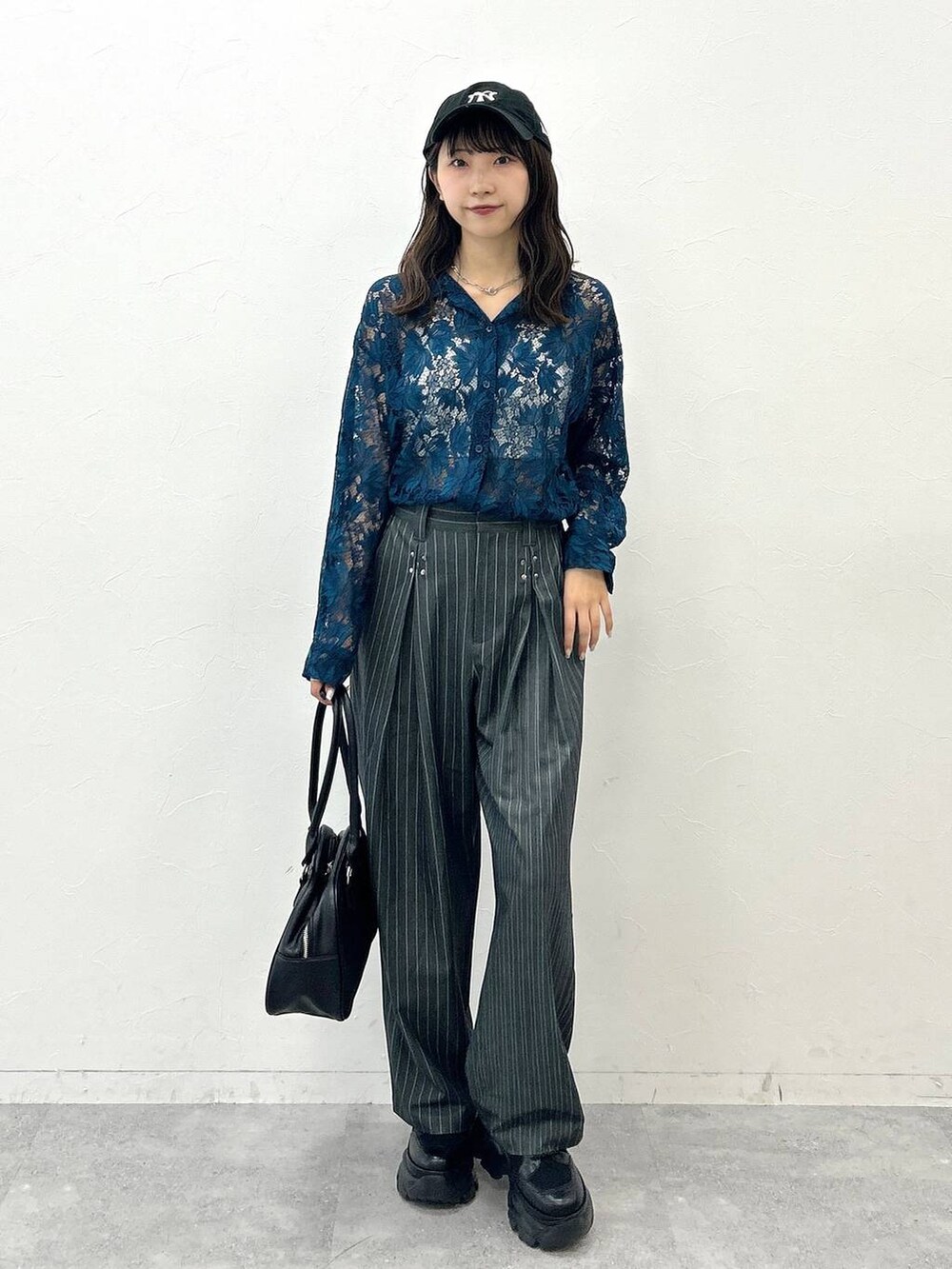 ブラック系のブーツ、ホワイト系のキャミソール、グリーン系のシャツ/ブラウスを着用したレディースの夏コーディネートの4枚目の写真