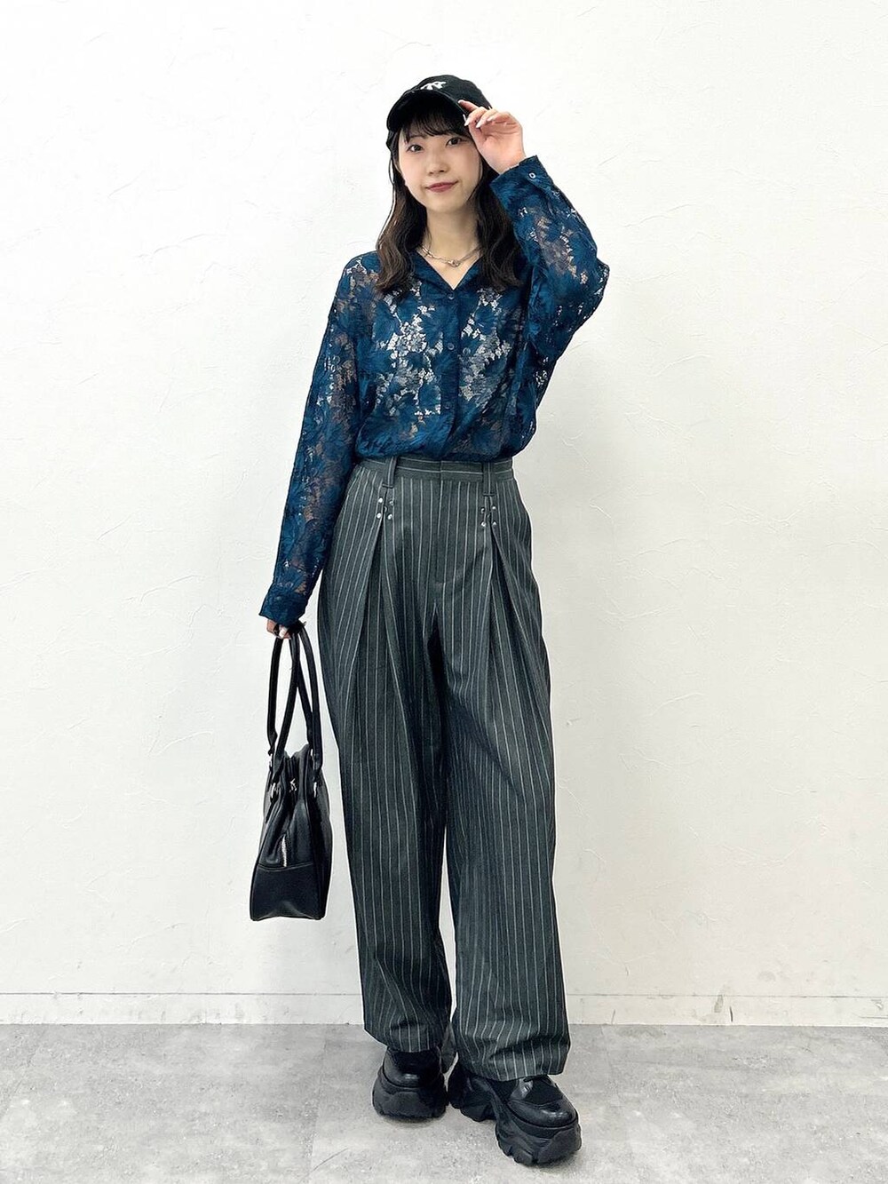 ブラック系のブーツ、ホワイト系のキャミソール、グリーン系のシャツ/ブラウスを着用したレディースの夏コーディネートの2枚目の写真