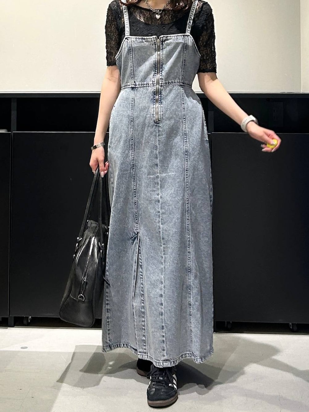 「PBLIM、高見え、きれいめ、モード、PAGEBOY、ワンピース、デニムワンピース、夏コーデ」｜「PBLIMの【PBLIM】2WAYボストンバッグ（ボストンバッグ、ブラック系）」を使った、Risakoさん（レディース・164cm）の春コーディネートの8枚目の写真