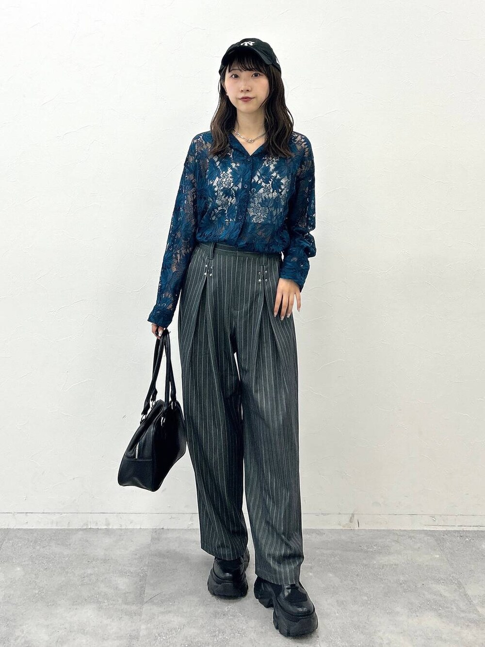 ブラック系のブーツ、ホワイト系のキャミソール、グリーン系のシャツ/ブラウスを着用したレディースの夏コーディネートの7枚目の写真