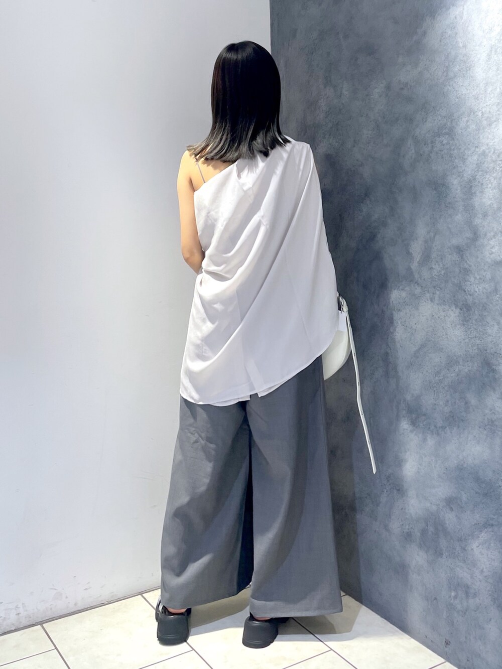 ブラック系のサンダル、ホワイト系のショルダーバッグ、ベージュ系のシャツ/ブラウスを着用したレディースの夏コーディネートの4枚目の写真