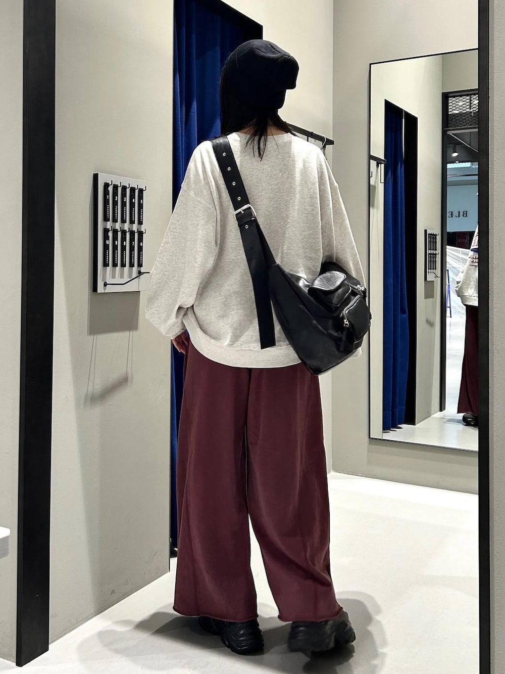「高見え、きれいめ、モード、PAGEBOY、PBLIM、スウェット、スウェットパンツ、カジュアル、カジュアルコーデ、秋コーデ、秋冬新作、秋服準備はじめました」|「PAGEBOYのプラットチャンキースニーカー(スニーカー、グレー系)」を使った、Risakoさん(レディース・164cm)の夏コーディネートの6枚目の写真