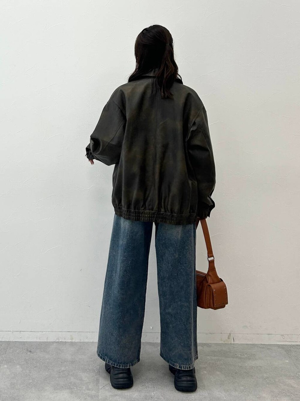 ブラック系のブーツ、ブルー系のデニムパンツ、ホワイト系のニット/セーターを着用したレディースの夏コーディネートの10枚目の写真