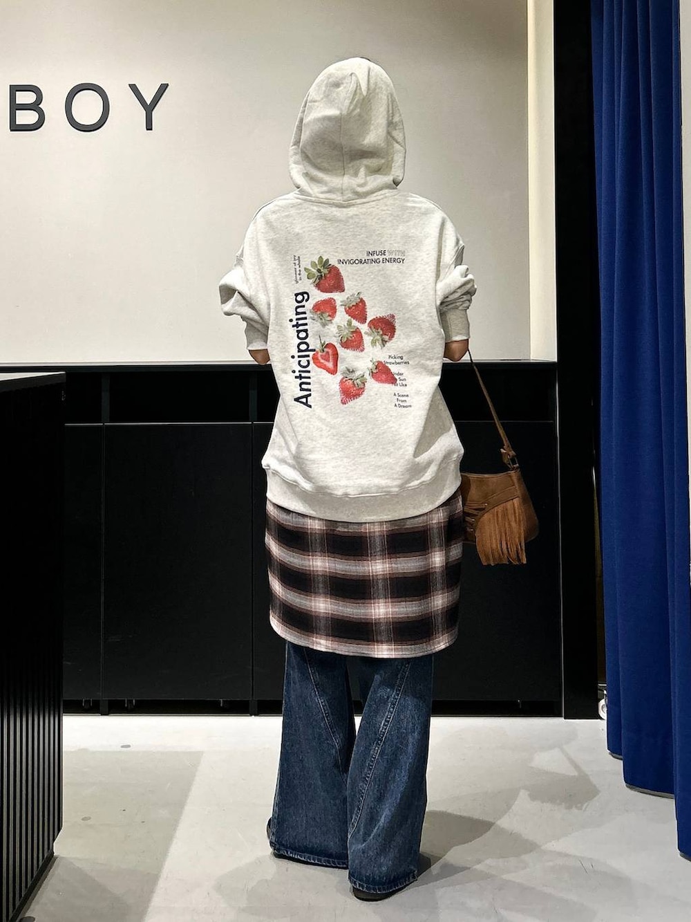 ベージュ系のショルダーバッグ、ブルー系のデニムパンツ、ブラウン系のシャツ/ブラウスを着用したレディースの夏コーディネートの6枚目の写真