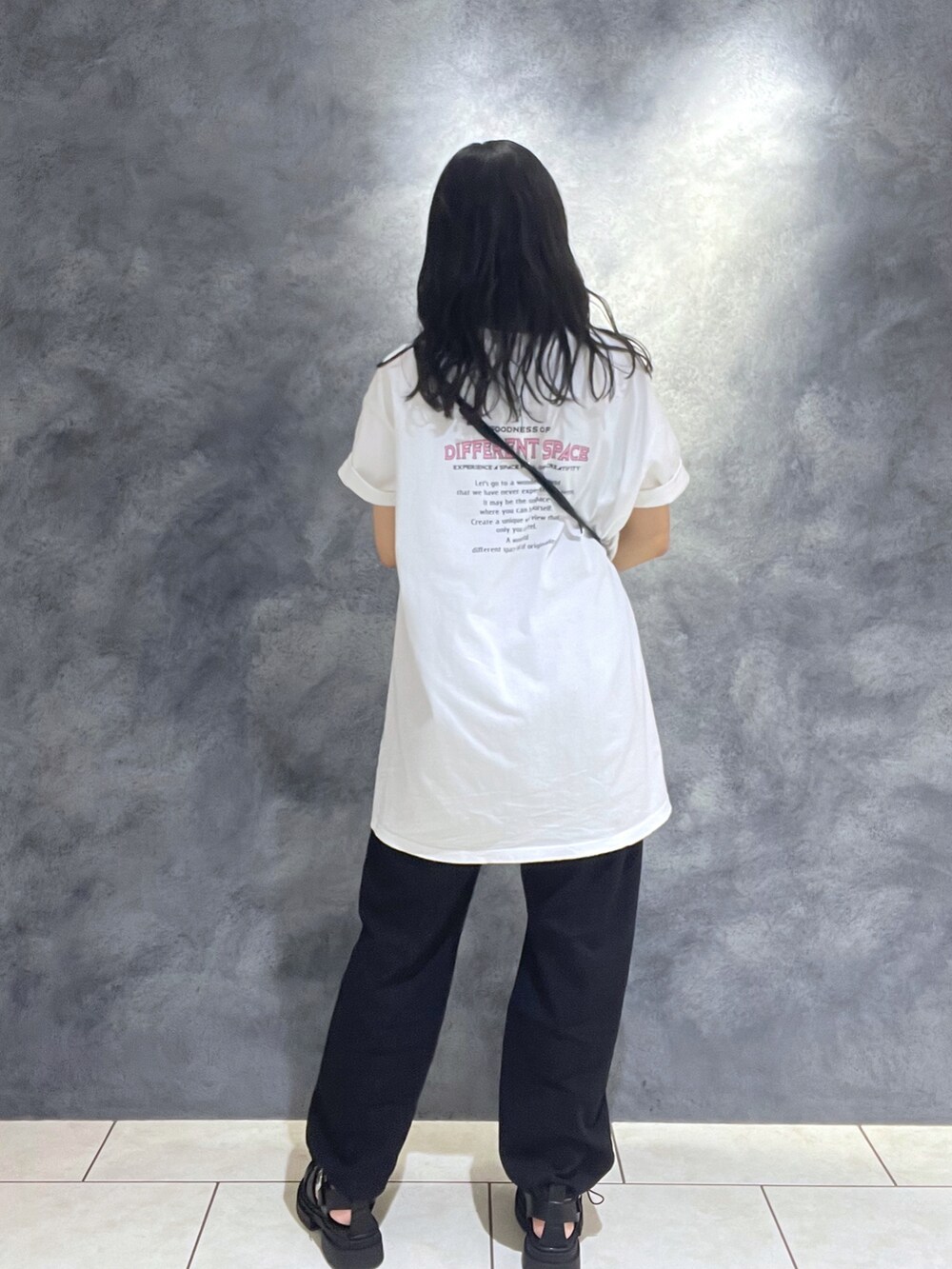 ブラック系のバッグ、ホワイト系のTシャツ/カットソー、ブラック系のスウェットパンツを着用したレディースの夏コーディネートの3枚目の写真