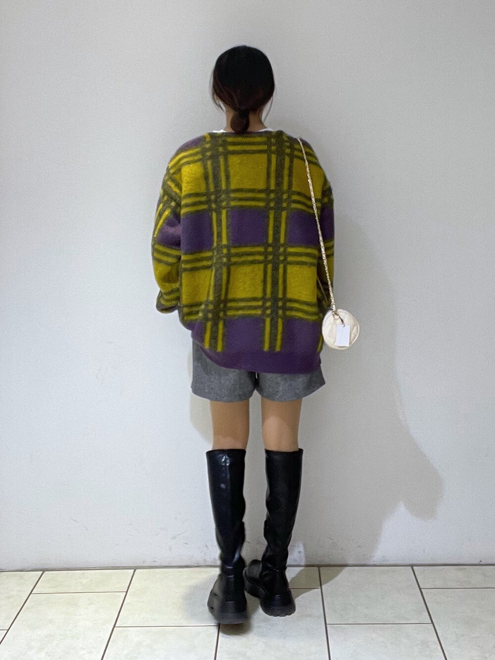 イエロー系のカーディガン/ボレロ、ホワイト系のTシャツ/カットソー、ブラック系のその他パンツを着用したレディースの冬コーディネートの3枚目の写真