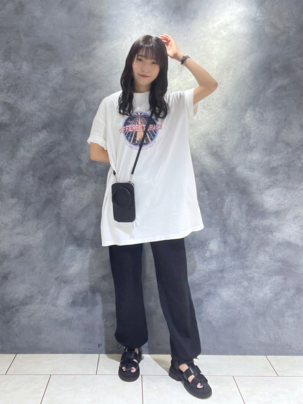 ブラック系のバッグ、ホワイト系のTシャツ/カットソー、ブラック系のスウェットパンツを着用したレディースの夏コーディネートの2枚目の写真