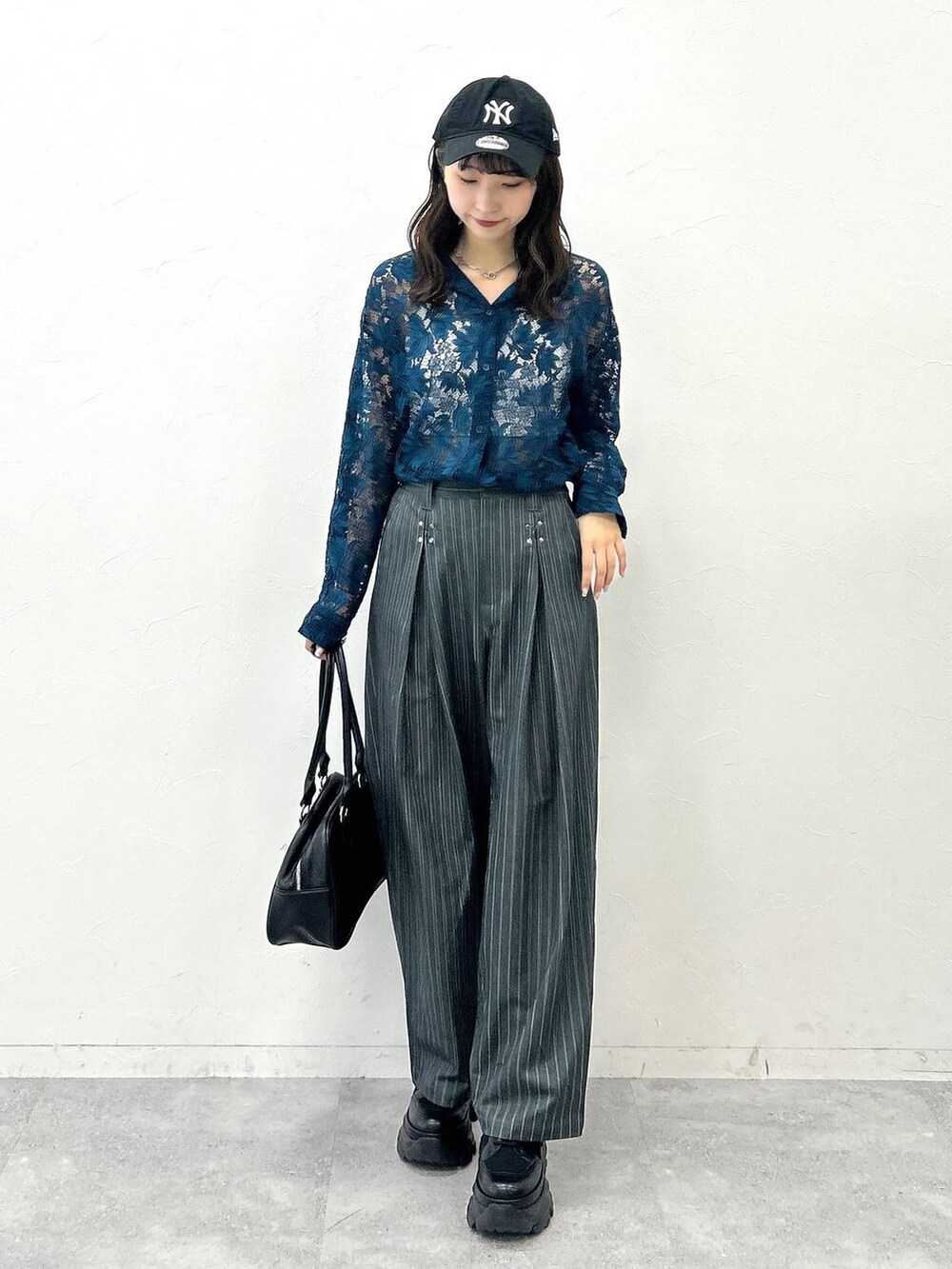 ブラック系のブーツ、ホワイト系のキャミソール、グリーン系のシャツ/ブラウスを着用したレディースの夏コーディネートの3枚目の写真