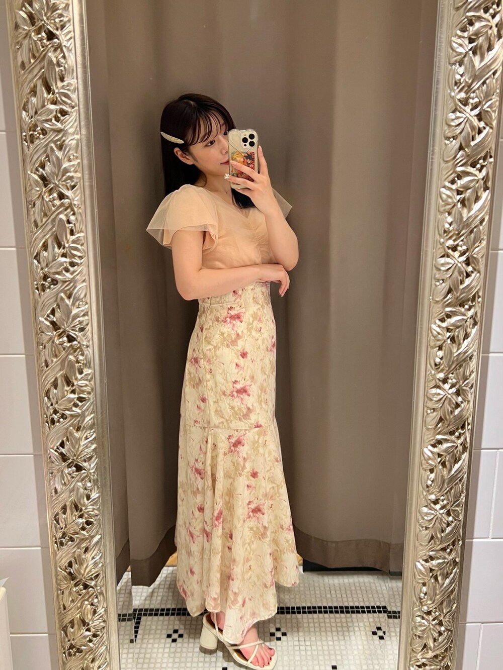 ピンク系のニット/セーター、ベージュ系のスカートを着用したレディースの夏コーディネートの2枚目の写真