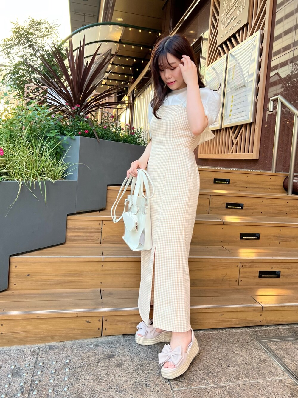 ホワイト系のTシャツ/カットソー、イエロー系のワンピース、ベージュ系のサンダルを着用したレディースの夏コーディネートの2枚目の写真