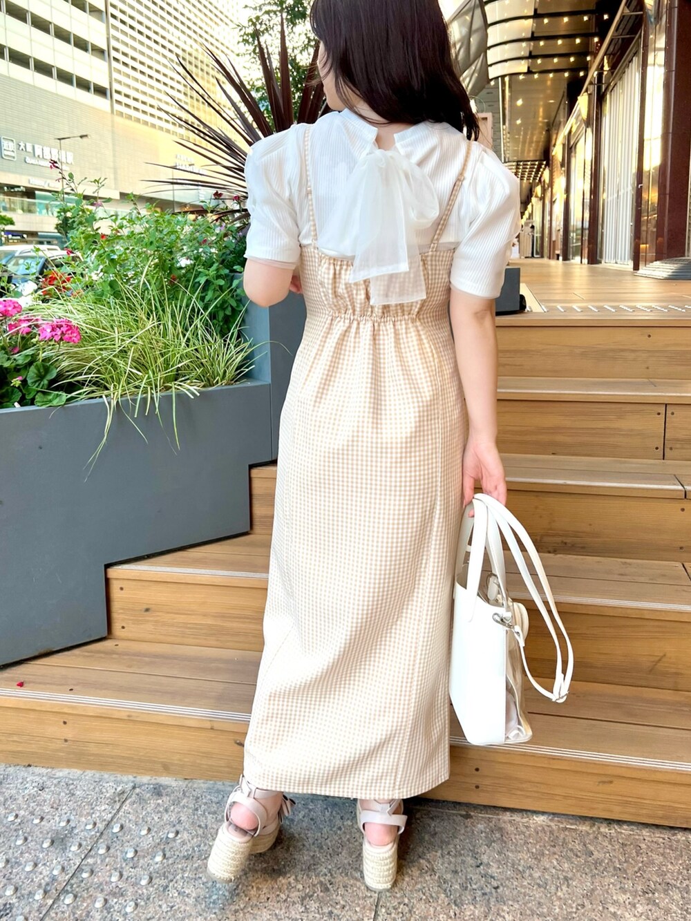 ホワイト系のTシャツ/カットソー、イエロー系のワンピース、ベージュ系のサンダルを着用したレディースの夏コーディネートの3枚目の写真