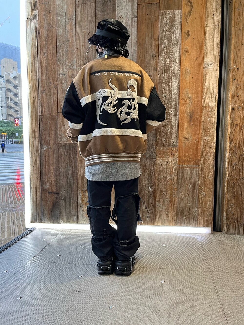 ベージュ系のジャケット/アウターを着用したレディースの秋コーディネートの2枚目の写真