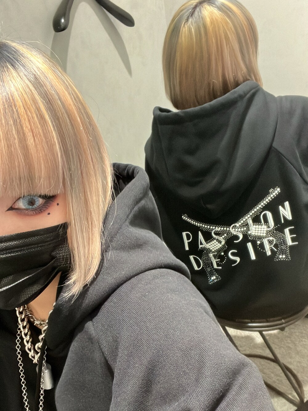 ブラック系のパーカーを着用したレディースの秋コーディネートの2枚目の写真