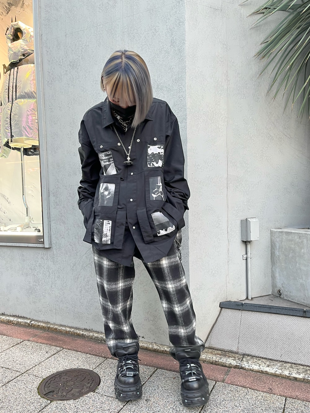 ブラック系のシャツ/ブラウスを着用したレディースの秋コーディネートの2枚目の写真