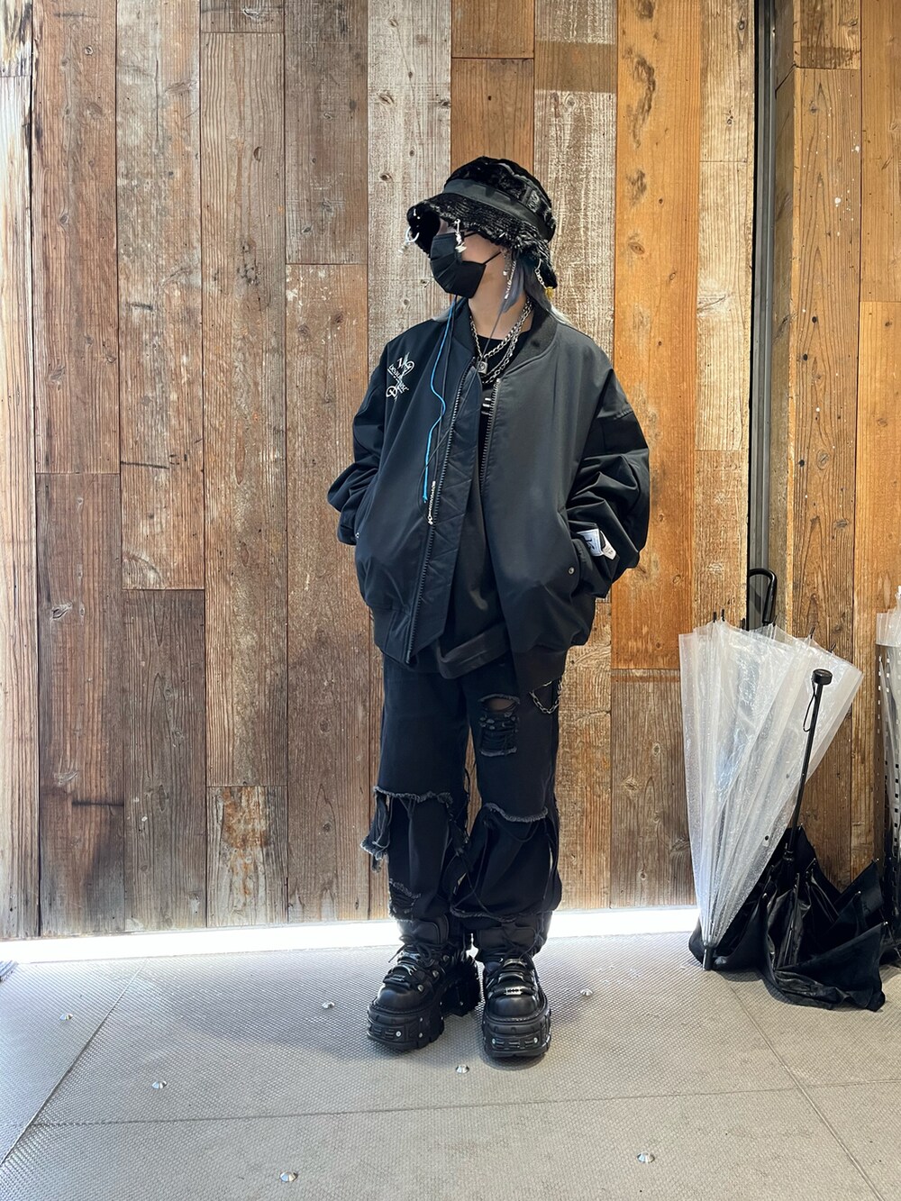 ブラック系のジャケット/アウターを着用したレディースの秋コーディネートの2枚目の写真