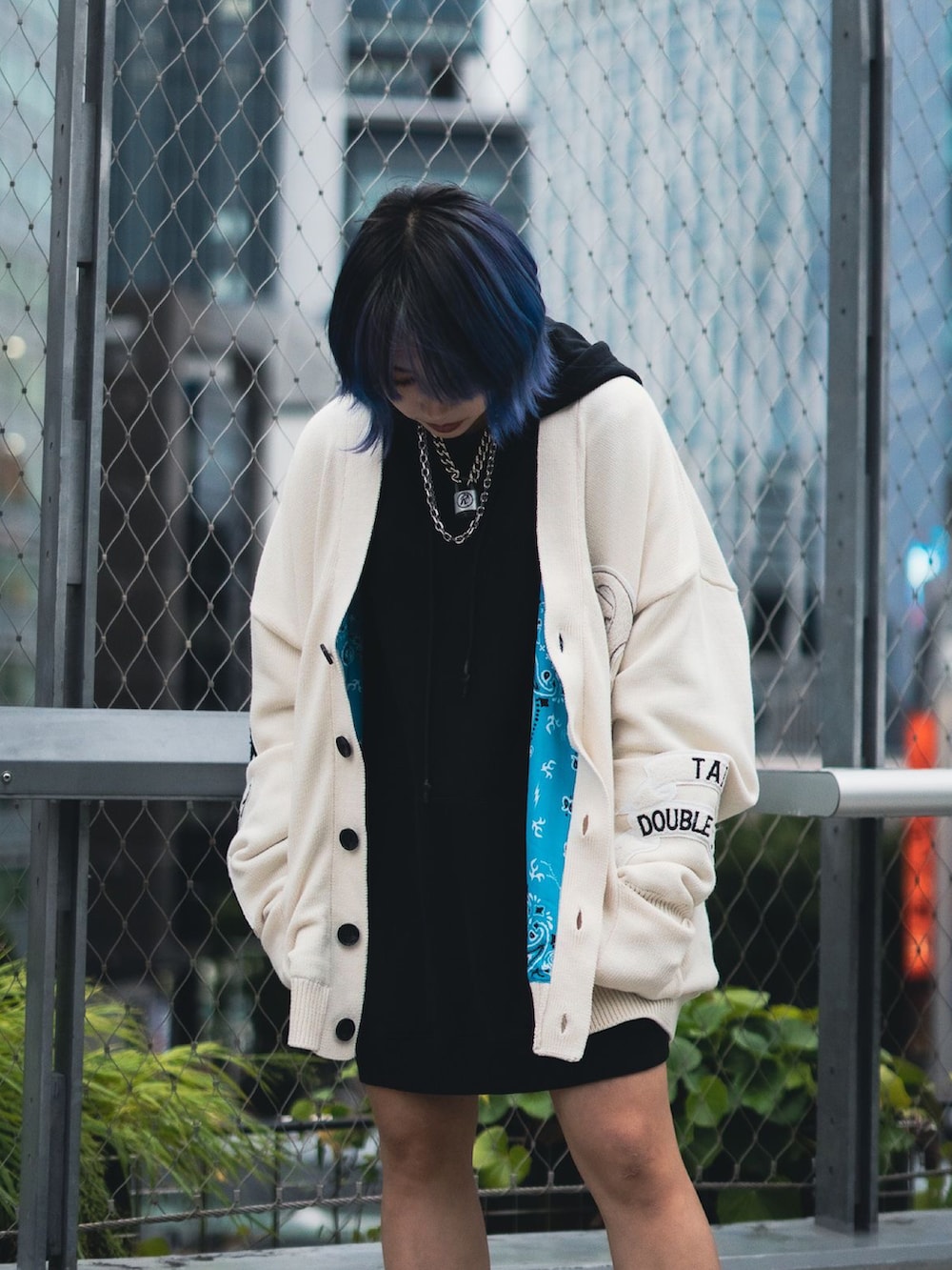 ホワイト系のカーディガン/ボレロを着用したレディースの秋コーディネートの2枚目の写真