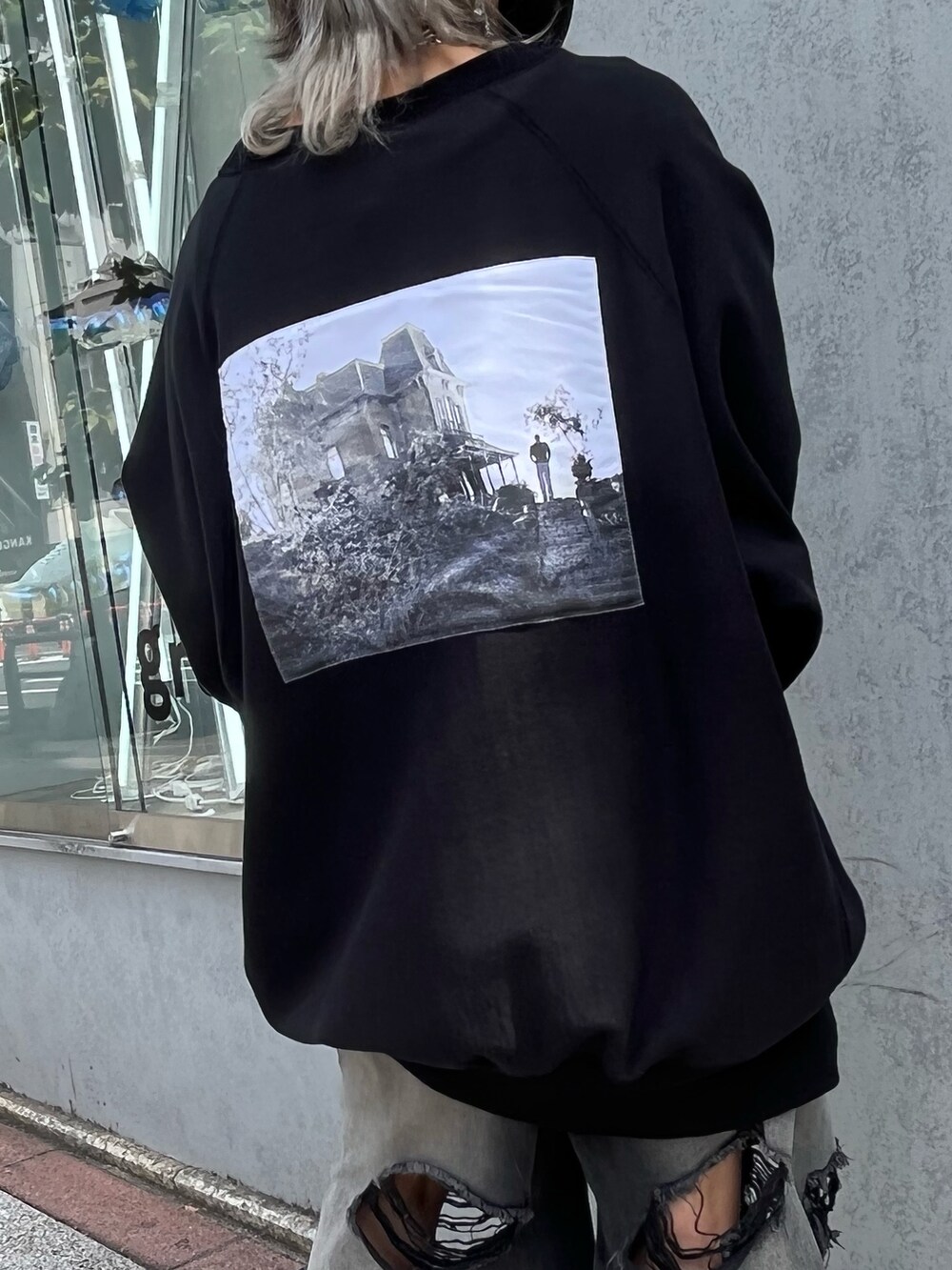 ブラック系のスウェットを着用したレディースの秋コーディネートの2枚目の写真