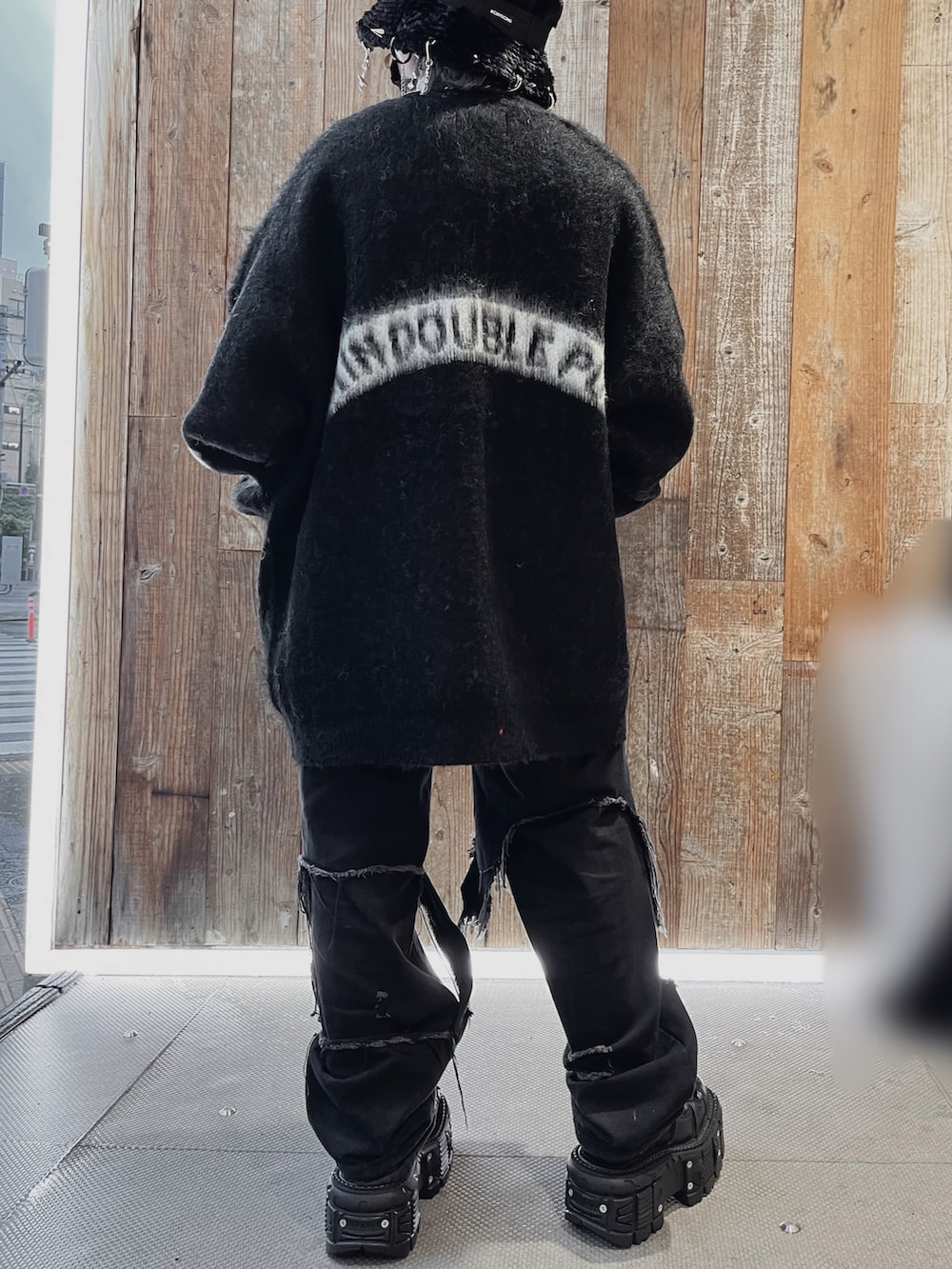 ブラック系のカーディガン/ボレロを着用したレディースの秋コーディネートの2枚目の写真