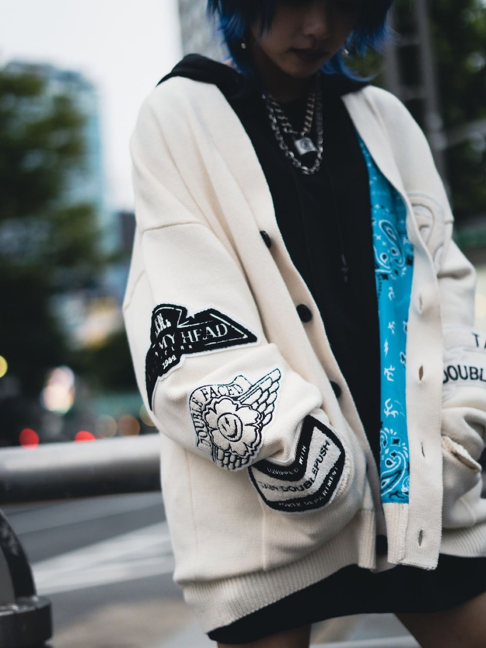 ホワイト系のカーディガン/ボレロを着用したレディースの秋コーディネートの4枚目の写真