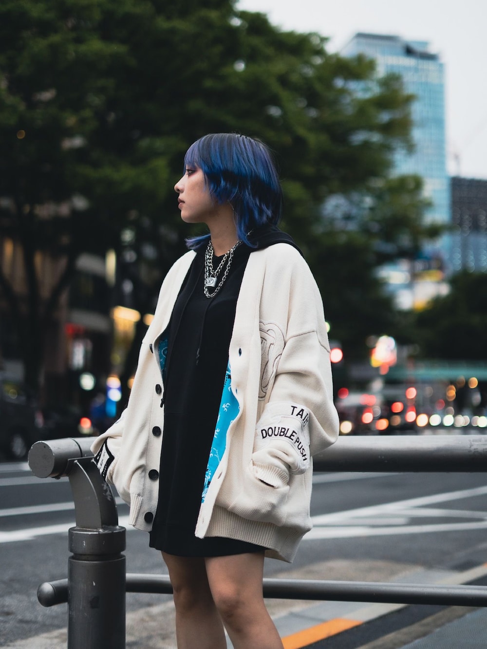 ホワイト系のカーディガン/ボレロを着用したレディースの秋コーディネートの3枚目の写真