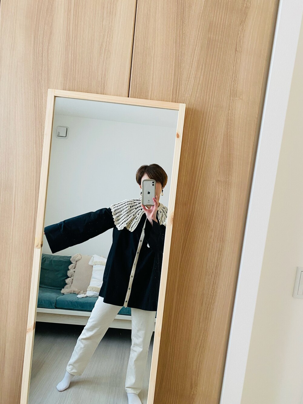 ホワイト系のトートバッグ、ブラック系のシャツ/ブラウス、ホワイト系のデニムパンツを着用したレディースの春コーディネートの2枚目の写真