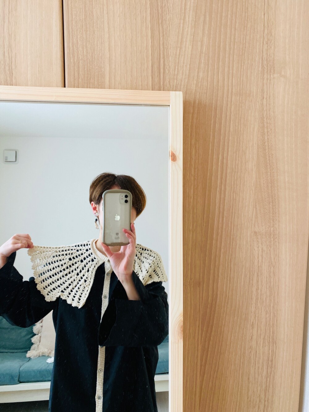 ホワイト系のトートバッグ、ブラック系のシャツ/ブラウス、ホワイト系のデニムパンツを着用したレディースの春コーディネートの3枚目の写真