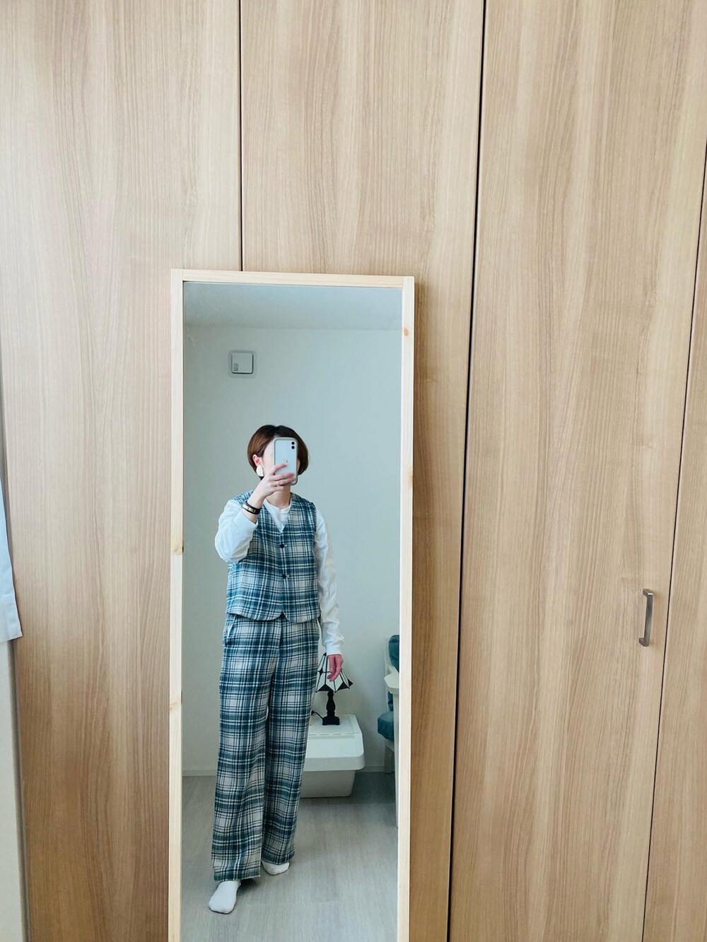 ブラウン系のショルダーバッグ、グリーン系のベスト、グリーン系のその他パンツを着用したレディースの春コーディネートの4枚目の写真