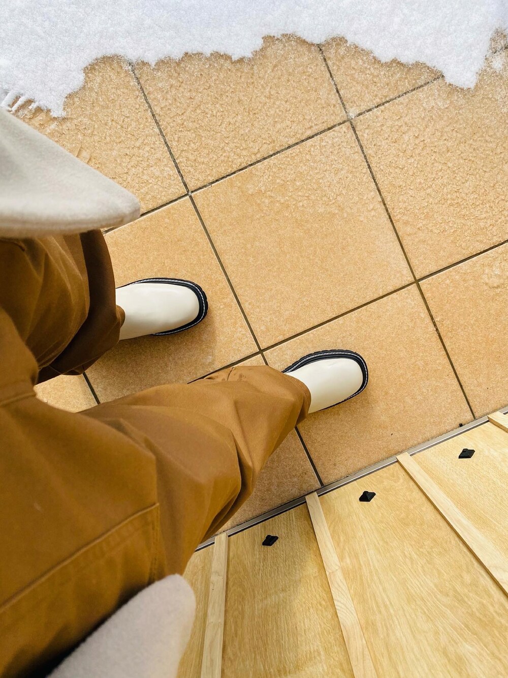 ブラウン系のオールインワン・サロペット、ブラック系のバッグを着用したレディースの春コーディネートの3枚目の写真