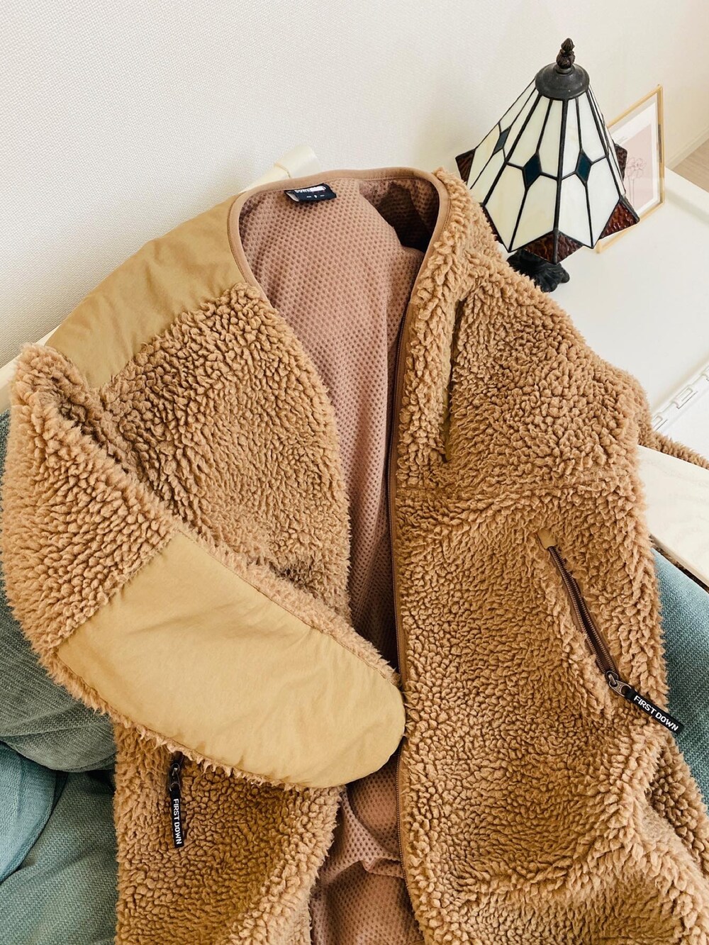 ブラウン系のショルダーバッグ、グリーン系のベスト、グリーン系のその他パンツを着用したレディースの春コーディネートの3枚目の写真