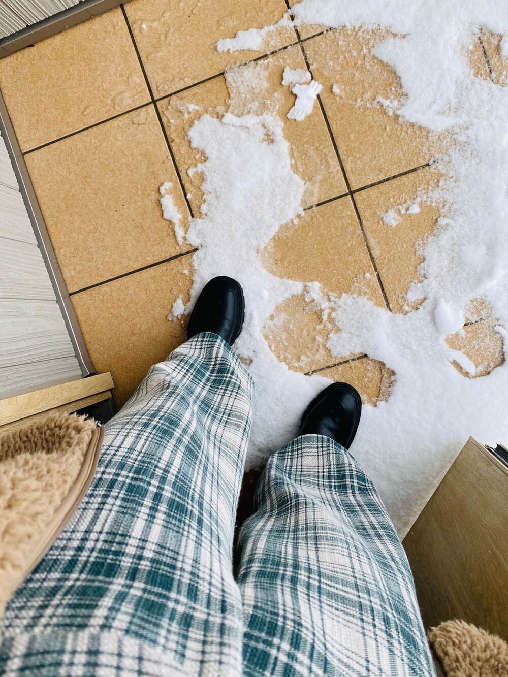 ブラウン系のショルダーバッグ、グリーン系のベスト、グリーン系のその他パンツを着用したレディースの春コーディネートの2枚目の写真