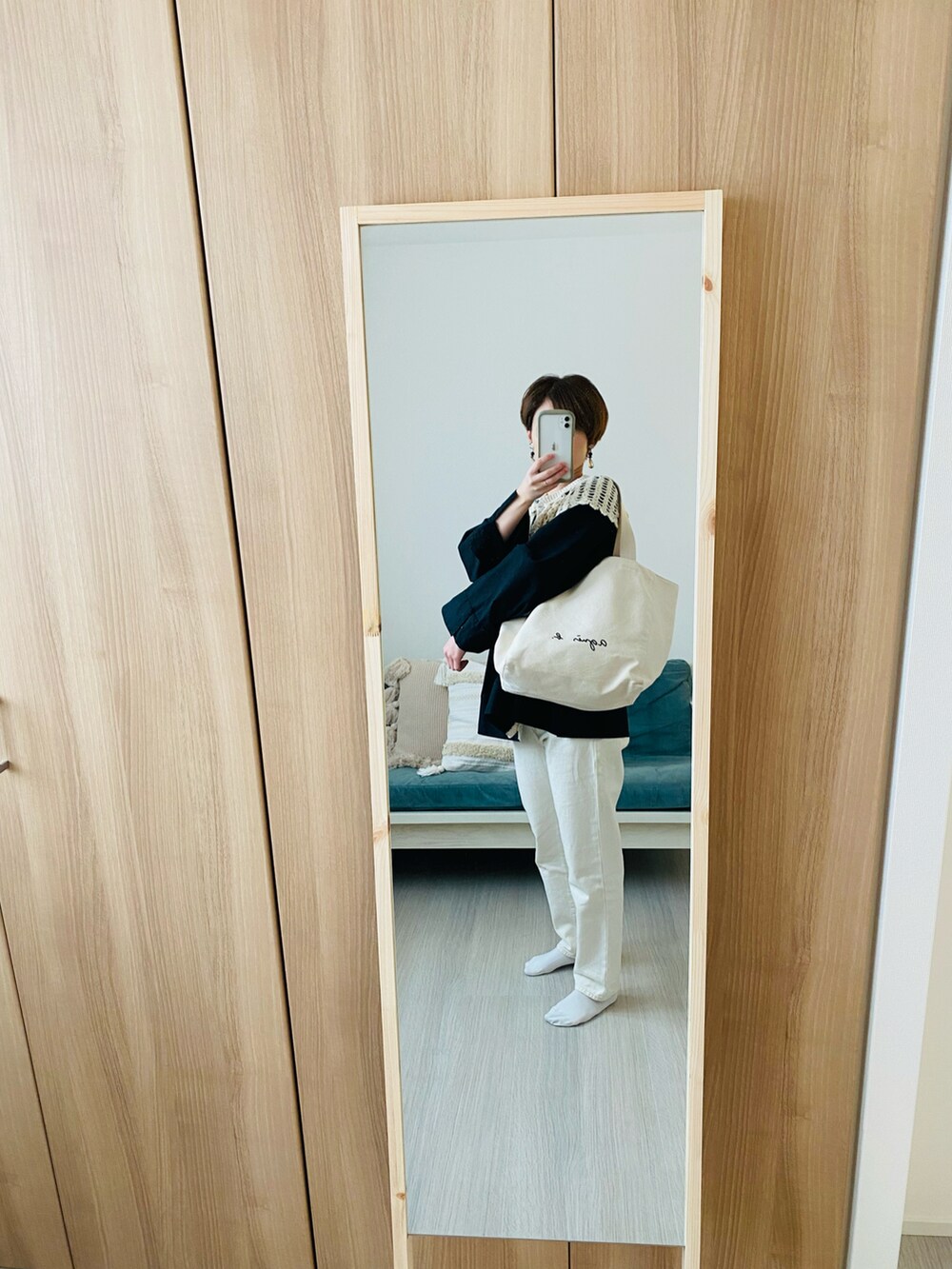 ホワイト系のトートバッグ、ブラック系のシャツ/ブラウス、ホワイト系のデニムパンツを着用したレディースの春コーディネートの4枚目の写真