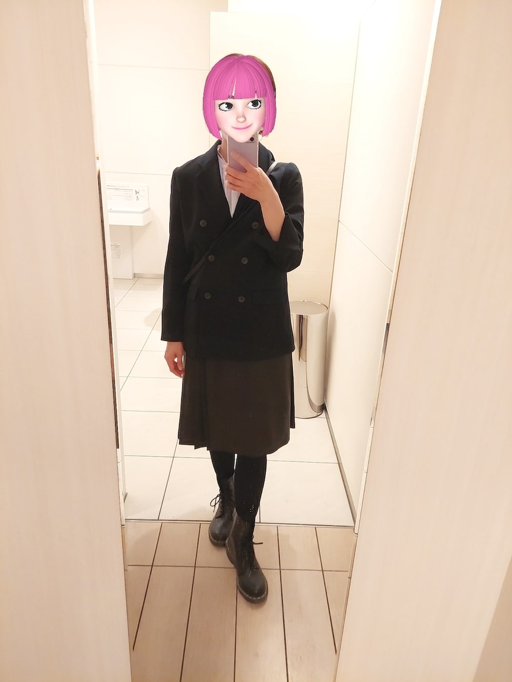 ブラック系のスカート、ブラック系のテーラードジャケット、ホワイト系のシャツ/ブラウスを着用したレディースの春コーディネートの2枚目の写真