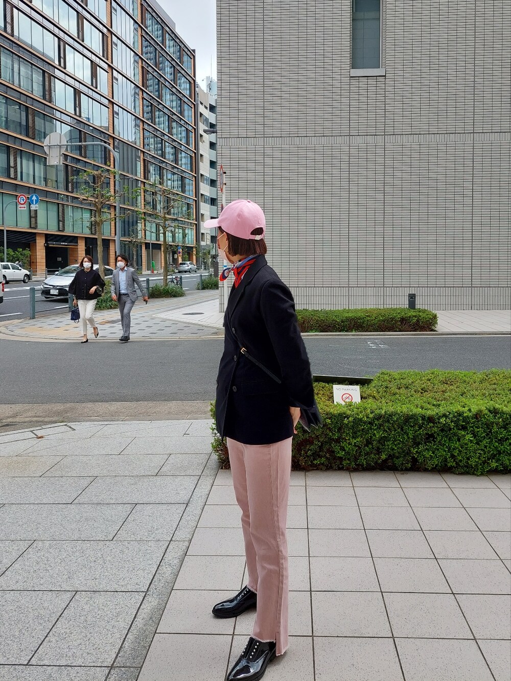 ブラック系のテーラードジャケット、ピンク系のデニムパンツ、ホワイト系のTシャツ/カットソーを着用したレディースの春コーディネートの2枚目の写真
